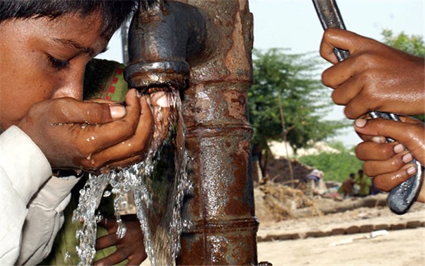 THW bereitet Trinkwasser für Süden Pakistans auf Trinkwasser ist in Pakistan kostbar.