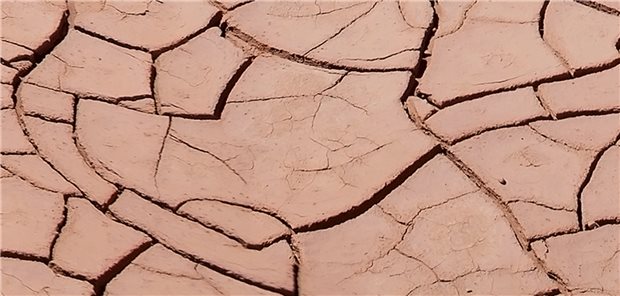 Trocken wie eine Wüste wird der Mund von Patienten mit Sjögren-Syndrom. Hingegen produzieren gesunde Menschen täglich bis zu 1,5 Liter Speichel.