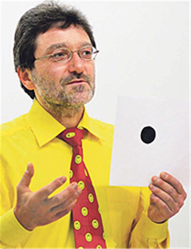 So arbeitet ein Humortherapeut Trommelt fürs Lachen: Michael Falkenbach.