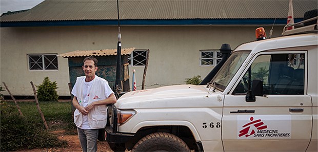„Menschen sterben nicht nur an Ebola, sondern auch wegen Ebola“ Tropenmediziner Christian Kleine hat vier Wochen im Kongo für Ärzte ohne Grenzen in einem Ebolazentrum gearbeitet.