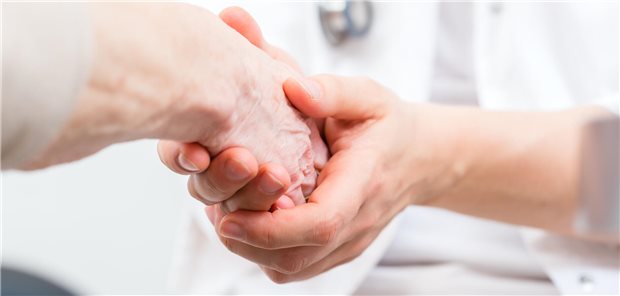 zwei Personen halten sich an den Händen