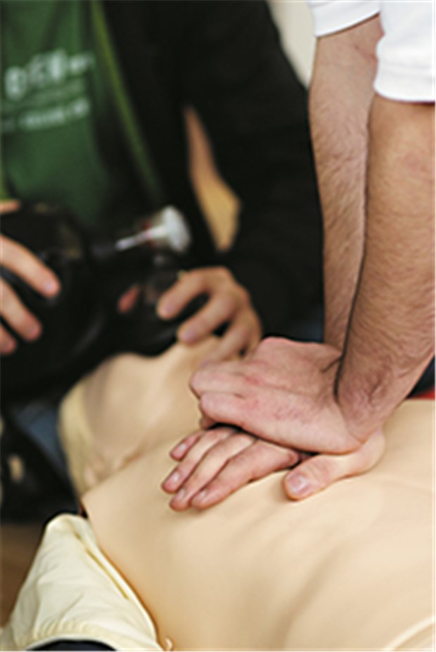 Ertrinkungsunfall: Unter Reanimation ins Krankenhaus Trotz Defibrillatoren muss Reanimation mit den Händen sicher sitzen und deshalb geübt werden.