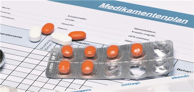 gematik im Kreuzfeuer der Kritik Trotz E-Card müssen Patienten noch immer mit einem Arzneiplan auf Papier ausgestattet werden.