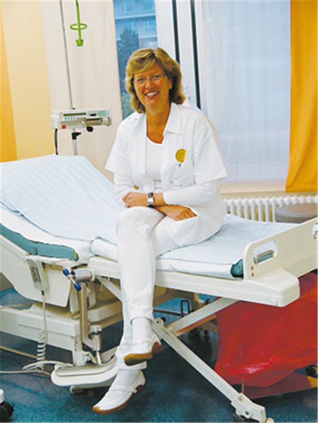Spagat zwischen Hebamme und Wissenschaft Trotz Habilitation will PD Dr. Mechthild Groß den Kontakt zum Dienst im Kreißsaal nicht verlieren. Dort erhält sie neue Anregungen für ihre Forschung.