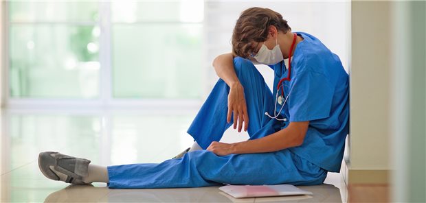 Trotz Schutzmaßnahmen bei der Arbeit mit Corona infiziert? In den ersten beiden Pandemiejahren trafen fünf Prozent der bei der Berufsgenossenschaft für Gesundheitsdienst und Wohlfahrtspflege anerkannten Verdachtsfälle auf eine jobassoziierte Corona-Erkrankung Ärztinnen und Ärzte aus Klinik und Praxis.