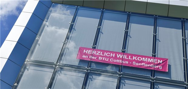 In Brandenburgs Pflegeschulen bleiben viele Plätze leer Trotz Willkommensschild – der Modellstudiengang „Pflegewissenschaften“ an der BTU Cottbus ist wenig ausgelastet.