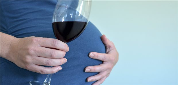Trotz aller Warnungen ist Alkohol bei Schwangeren weit verbreitet.
