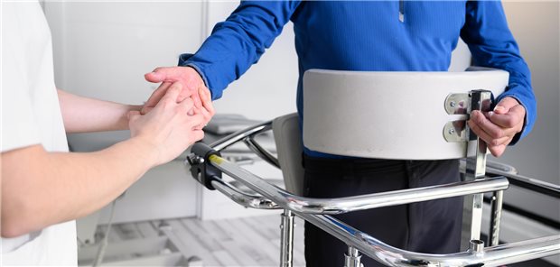 Ein Mann mit ALS bekommt Physiotherapie. 