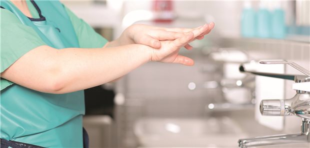 Medizinisches Fachpersonal wäscht sich die Hände und desinfiziert sie.