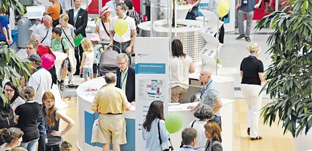 Parcours "Ein Tag Gesundheitsminister" für alle Trotz des schönen Wetters: Viele nutzten den Tag der offenen Tür im Berliner Regierungsviertel.