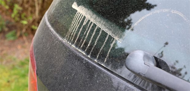 Auto mit Saharastaub überzogen.