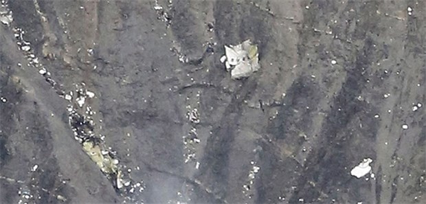Meldungs-Ticker zum Flugzeugunglück Trümmerteile des verunglückten Airbus A320 liegen an einem Berghang bei Seyne in den Bergen der Provence.