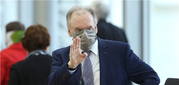 Land nimmt weitere COVID-19-Patienten aus Italien und Frankreich auf Trug bei der Kabinetts-und Landtagssitzung am Mittwoch demonstrativ Mund- und Nasenschutz: Sachsen-Anhalts Ministerpräsident Reiner Haseloff (CDU).