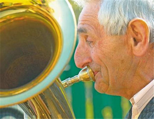 Lernen - für viele Senioren kein Problem Tuba-Spieler. Für Lernen fühlen sich auch viele 70-Jährige nicht zu alt.