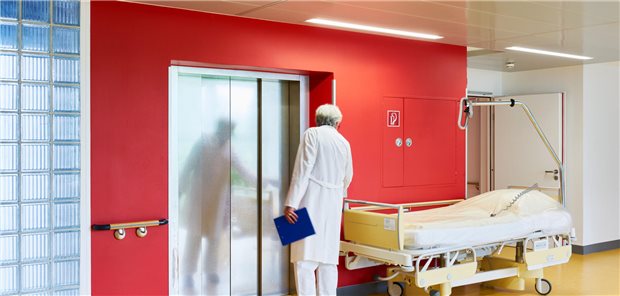 Aufzug auf einem Krankenhausflur