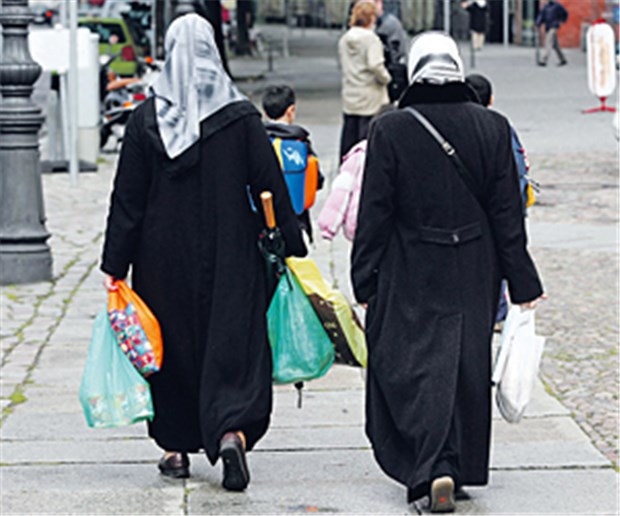 Gesundheitstreff für Migrantinnen in Frankfurt Türkische Frauen mit Kopftüchern - für viele Frauen ist das deutsche Gesundheitswesen undurchsichtig.