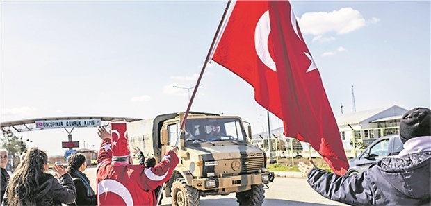 Festnahme türkischer Ärzte stößt weltweit auf Kritik Türkischer Patriot jubelt über Militärfahrzeuge, die in Richtung Syrien unterwegs sind.