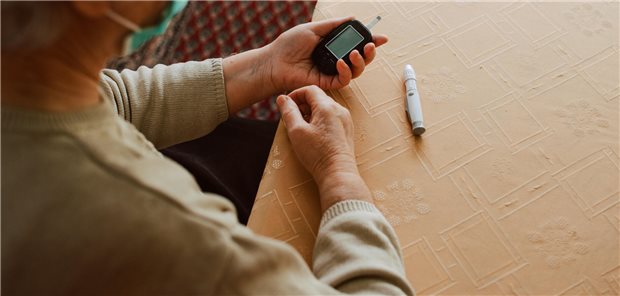 Ein Mann nimmt eine Probe für die Bestimmung seines Blutzuckerwerts