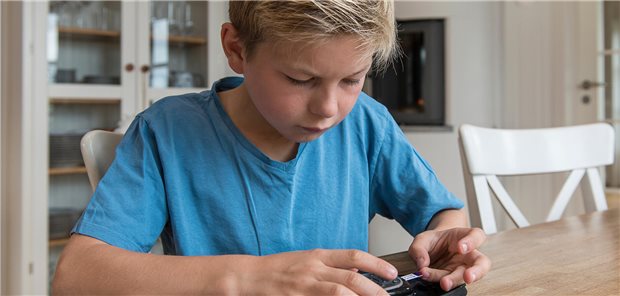 Typ-1-Diabetes schon im Kindesalter: Ob sich die frisch manifestierte Krankheit lindern lässt, wird mit verschiedenen Ansätzen erforscht.
