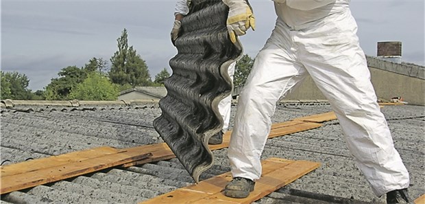 Anerkennung auch ohne Vollbeweis Typisch für Asbest in Baustoffen: Alte Wellfaserzementplatten.
