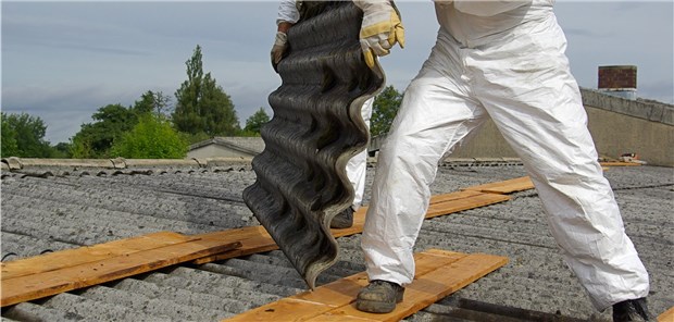 Berufskrankheiten kosten immer mehr Typisch für Asbest in Baustoffen: Alte Wellfaserzementplatten.