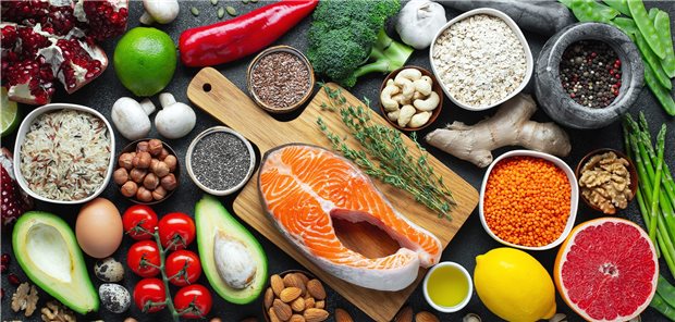 Schützt mediterrane Ernährung vor Alzheimer? Typisch für mediterrane Ernährung: Gemüse, Hülsenfrüchte, Obst, Getreide, Fisch und Olivenöl.