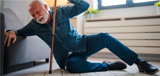 Älterer Mann auf dem Boden