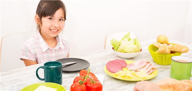 Typisches Abendbrot: In einem Experiment förderte ein ausgedehntes gemeinsames Mahl mit der Familie die Auswahl gesunder Lebensmittel (Symbolbild mit Fotomodell).