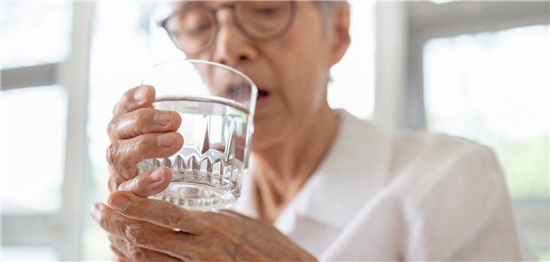 Typisches Anzeichen für Parkinson: der Tremor. In einer Studie mit Parkinsonkranken konnte fokussierter Ultraschall punkten.