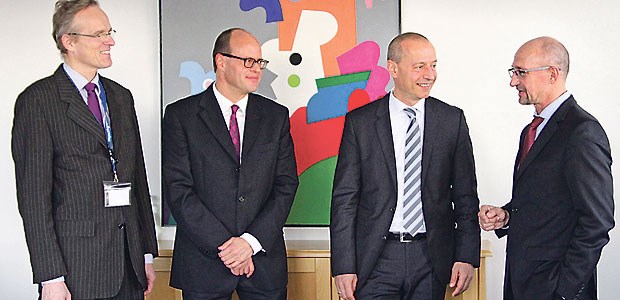 Lösungen für mehr Lebensqualität UCB investiert viel Geld in F+E: Peter Mitterhofer (2.v.r.) zusammen mit Steffen Fritzsche (2.v.l., beide UCB) im Gespräch mit Chefredakteur Wolfgang van den Bergh (r.) und Hauke Gerlof (l., beide "Ärzte Zeitung§).