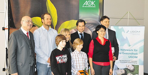 UGOM-Geschäftsführer Dr. Thomas Bahr (2. v.r.) und Netzmanager Henryk Steinbach (r.) begrüßen zusammen mit AOK-Direktor Wolfgang Händlmeyer (l.) und Allgemeinärztin Dr. Natalie Stauber (r.) Familie Zethner als 15000. Mitglied.