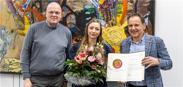 Jacob-Henle-Nachwuchspreis für Monika Sadlonova UMG-Vorstandssprecher Wolfgang Brück (l.) und UMG-Forschungsdekan Jürgen Wienands überreichen Monika Sadlonova den Jacob-Henle-Nachwuchspreis.