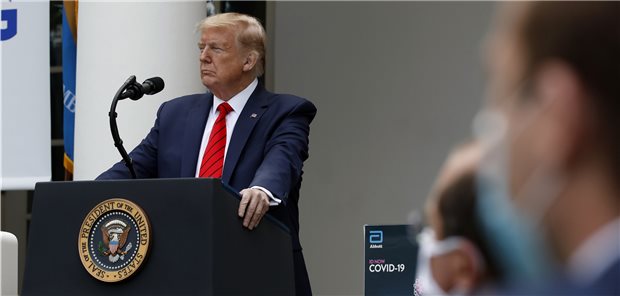 Maskenpflicht im Weißen Haus – aber nicht für Trump US-Präsident Donald Trump bei einer Ansprache im Rosengarten des Weißen Hauses. Er braucht keine Maske, weil ihm niemand besonders nahe kommt, sagt er. Die Menschen in seiner Umgebung tragen allerdings alle einen Mund-Nasen-Schutz.