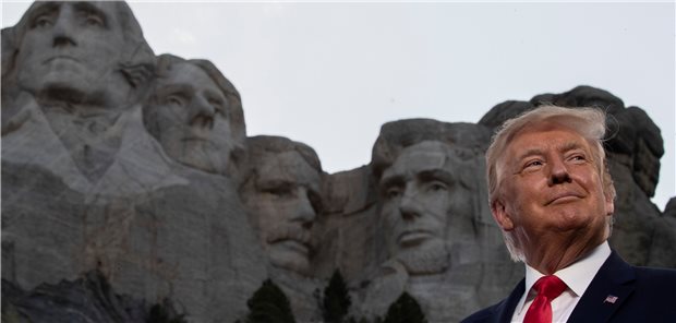 Trumps Flucht in die eine, heile Welt US-Präsident Donald Trump gibt sich trotz der Krisen siegerisch am Denkmal Mount Rushmore. Anlässlich des Unabhängigkeitstages am 4. Juli war er bei einem Feuerwerk am Denkmal im US-Bundesstaat South Dakota anwesend.