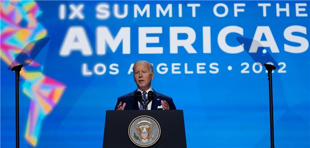 USA wollen 500.000 Mediziner für Lateinamerika und Karibik ausbilden US-Präsident Joe Biden bei der Eröffnungszeremonie des IX. Gipfeltreffens der Organisation Amerikanischer Staaten (OAS) in Los Angeles.