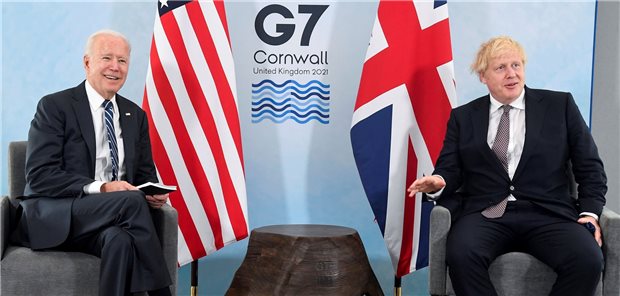G7-Gruppe will ärmeren Ländern mit einer Milliarde Corona-Impfdosen helfen US-Präsident Joe Biden (links) und Großbritanniens Premierminister Boris Johnson bei einem Treffen kurz vor dem G7-Gipfel. Allein die USA wollen 500 Millionen Impfdosen an ärmere Länder spenden.