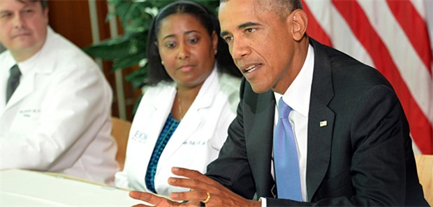 Obama schlägt Alarm US-Präsident Obama im Gespräch mit Ärzten der Emory University und Hygienefachkräften vom Center für Disease Control and Prevention.