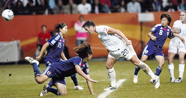 WM-Finale zwischen Kampf und Siegestaumel US-Starstürmerin Abby Wambach (weißes Trikot) kurz vor ihrem Tor zum 2:1. Trotz vieler sehr guter Chancen verloren die USA das WM-Endspiel.