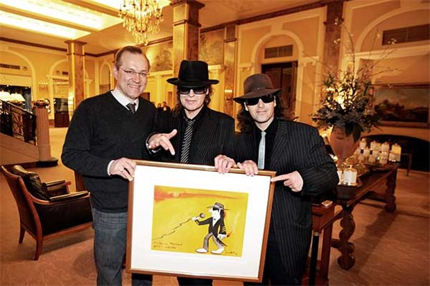 Versteigerung für guten Zweck zum Weltnierentag Udo Lindenberg versteigert zum Weltnierentag sein Bild. Hier mit seinem Double Wartha und Dr. Selbach von der Deutschen Gesellschaft für Nephrologie (links).