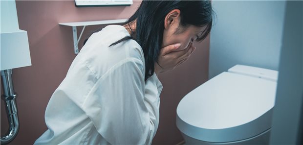 Frau vor Kloschüssel