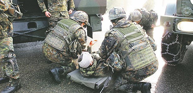 Sanitätsdienst bleibt Sorgenkind der Truppe Üben für den Einsatz: Beweglicher Arzttrupp der Bundeswehr.
