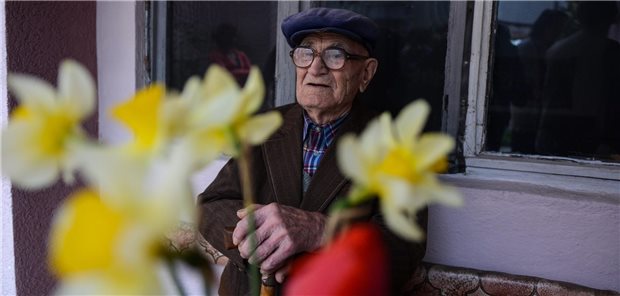 Hier feiert ein Mann aus Bulgarien seinen 105. Geburtstag.