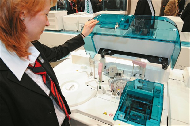 Schnell und sicher zur Diagnose Über 1300 Tests pro Stunde bewältigen die Roboterarme des Cobas® 6000 (Roche Diagnostics, 2/A07).
Zur Bildergalerie »