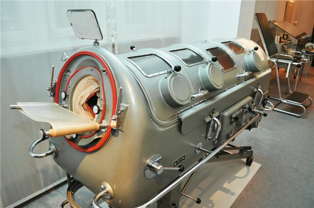 Grusel auf hohem Niveau Über 5000 Ausstellungsstücke zeigt die Kieler Sammlung, darunter auch skurrile alte Geräte wie eine eiserne Lunge zur Beatmung aus den 50er Jahren. © di