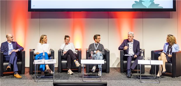 Über Chancen und Probleme der DiGA diskutierten bei einer Veranstaltung zu digitalen Anwendungen: (v.l.) Dr. Wolfgang Lauer, BfArM, Charlotte Zamzow, KPMG, Dr. Hanne Horvath, HelloBetter, Christian Angern, Sympatient GmbH, Dr. Axel Meeßen und Dr. Iris Hauth.