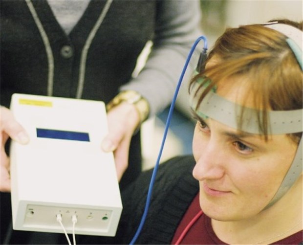 Schmerztherapie aus der Steckdose Über Elektroden auf der Kopfhaut werden die Gehirnzellen bei der transkraniellen Gleichstromtherapie (tDCS) stimuliert.