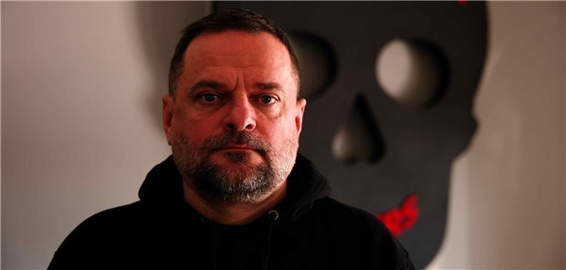 Das Aus von USAid macht den Ukrainern schon jetzt schwer zu schaffen Über Nacht stoppt USAid fast seine gesamte Unterstützung weltweit. Besonders ist die Ukraine betroffen. Dmytro Sherembej von der Organisation „100% Life“ macht sich Sorgen, wie er weiter lebenserhaltende Medikamente für seine Klienten finanzieren kann.