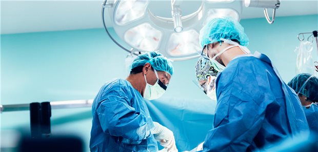 Über alle Studien gemittelt traten ernsten Komplikationen mit einem frühen Ende der Drainage um 45 Prozent seltener auf (35 versus 70 Ereignisse), das Ergebnis war knapp statistisch signifikant. Ein falsch positives Resultat lässt sich ausschließen; um sowohl Fehler erster und zweiter Art auszuschließen, wären jedoch 798 Personen in den Studien nötig gewesen.