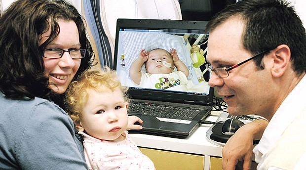 Die Klinik-Webcam zeigt: dem Baby geht's gut Über das Web kann Familie Torqulatti auch zuhause ihren Nachwuchs sehen.