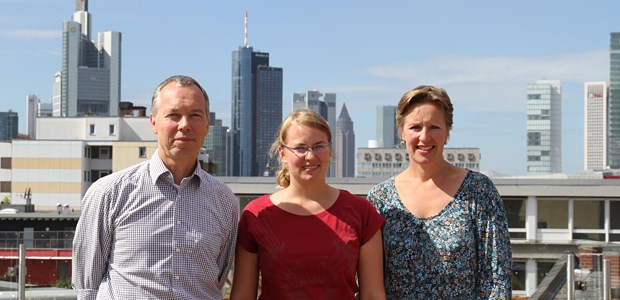 Praktisches Jahr im Amt Über den Dächern Frankfurts: Professor René Gottschalk (Chef des Gesundheitsamts), Regina Ellwanger (Deutschlands erste PJ-Studentin im ÖGD) und Kathrin Pientka (PJ-Beauftragte).